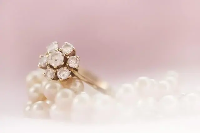 Inelele de logodna cu diamante sunt elegante si rezistente, potrivite pentru o ceremonie deosebita