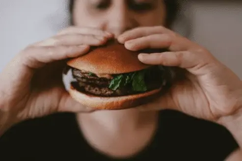 Cine a inventat hamburgerul? Istoria și originea burgerului