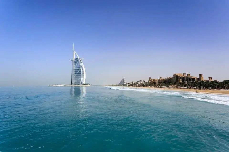 Emiratele Arabe Unite sunt o federație formată din șapte state