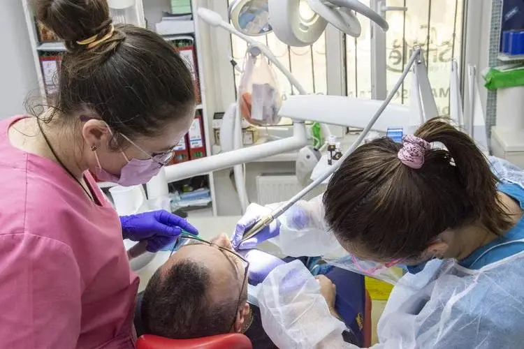 Implanturile dentare și bolile parodontale: o soluție pentru pacienți